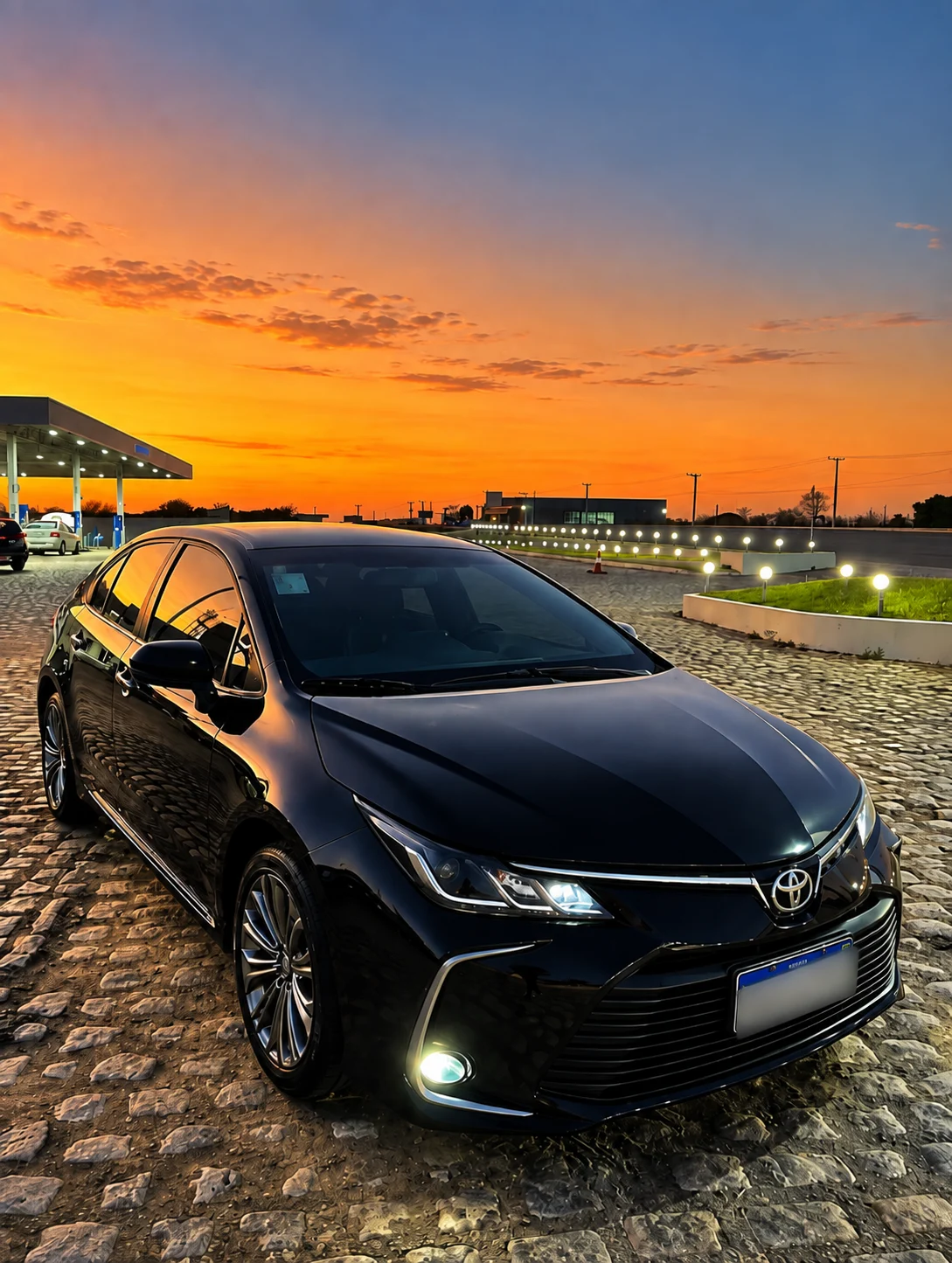 Carro executivo preto ao entardecer
