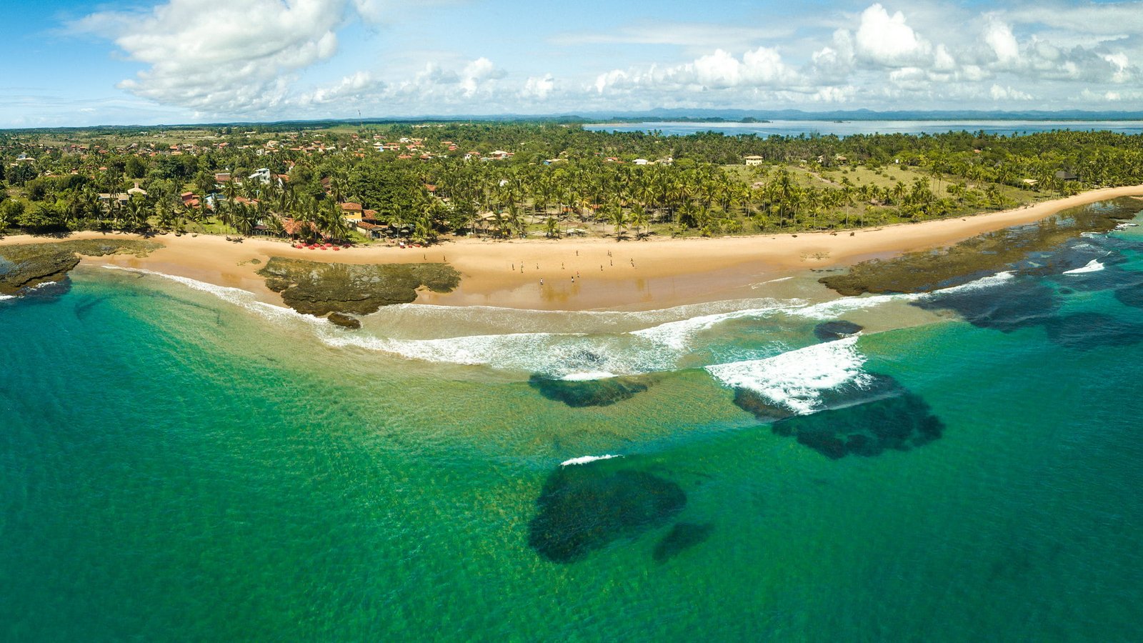 Praia e vegetação na Península de Maraú