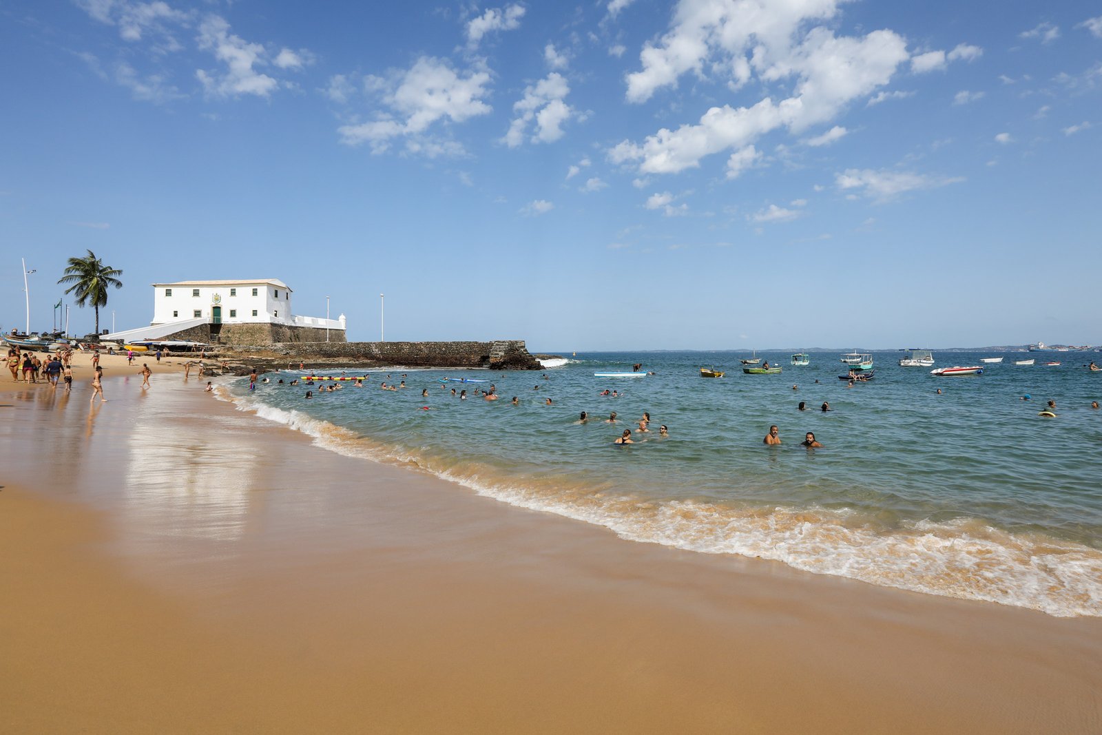 Praia em Salvador com forte à beira-mar
